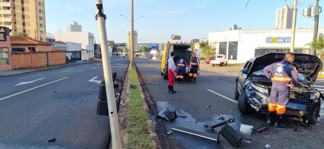 Foto 2 de 21 — Veículo de luxo se envolve em grave acidente na Via Expressa